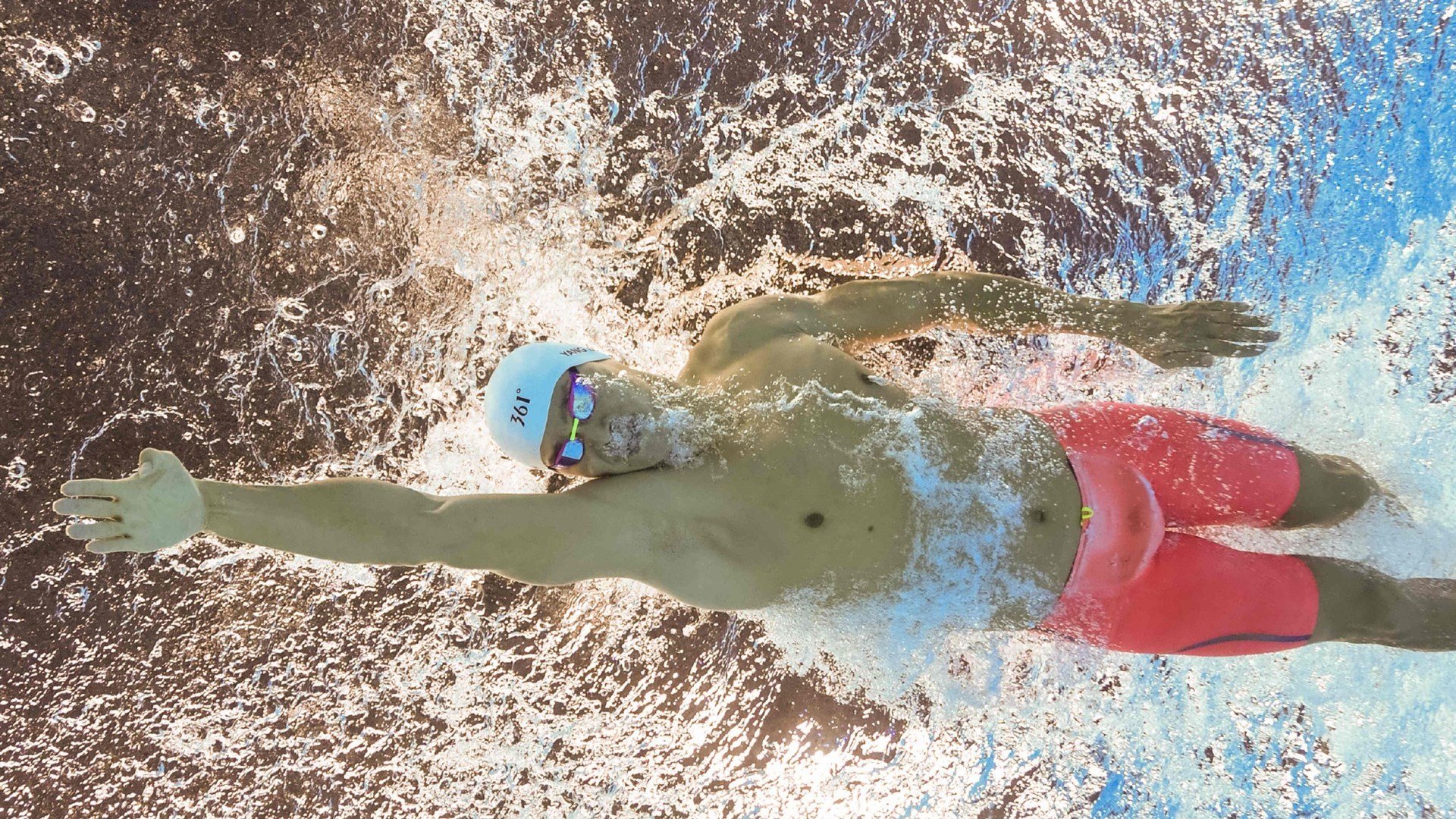 星空app官方下载-教练组在录像分析会上逐个讲解防守站位提升整体防线意识，防守训练教案