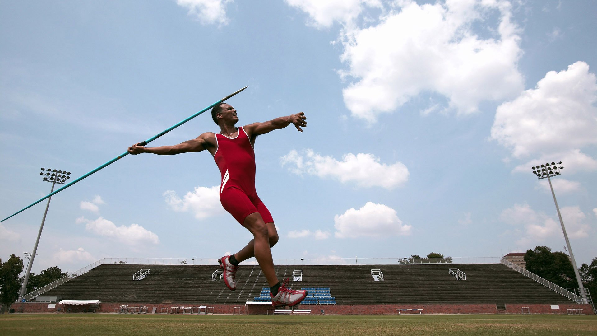 教练组在录像分析会上逐个讲解防守站位提升整体防线意识，防守训练教案