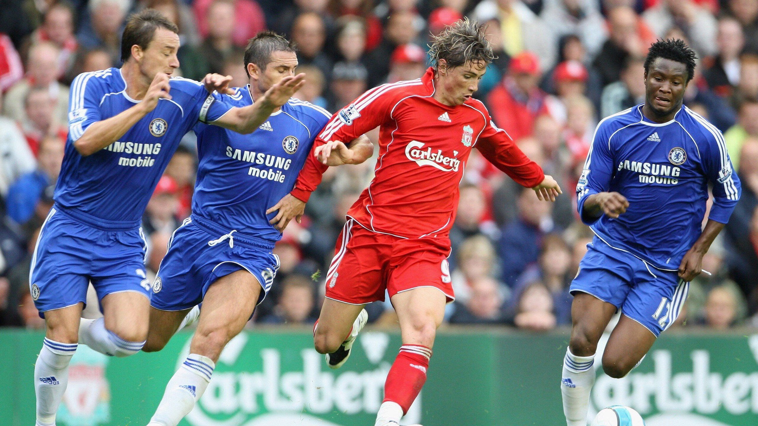 球迷见面会现场热情高涨加强俱乐部与粉丝联系，足球球迷见面会英文作文