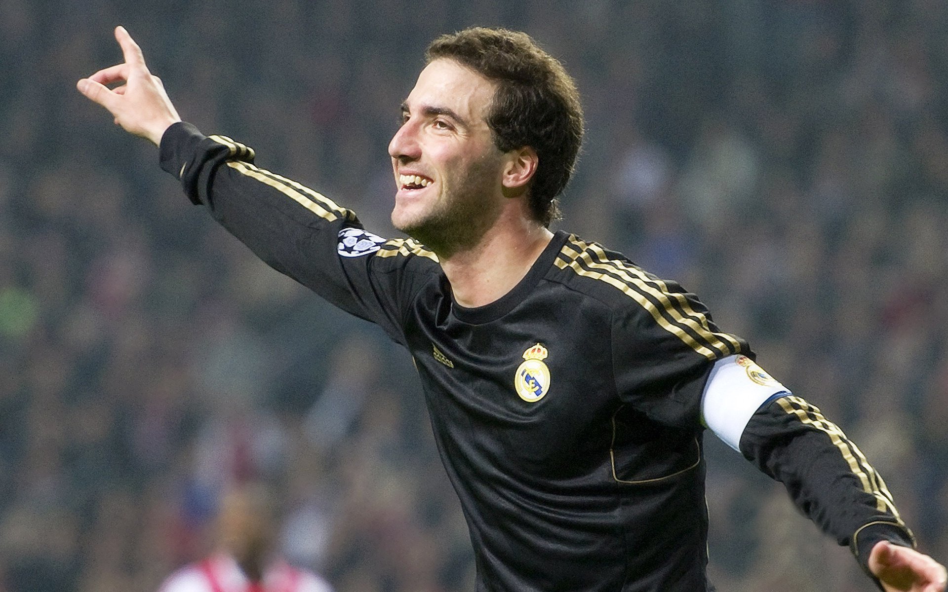 星空体育官方入口-英超最后一刻：天王神奇远射成经典，英超球王