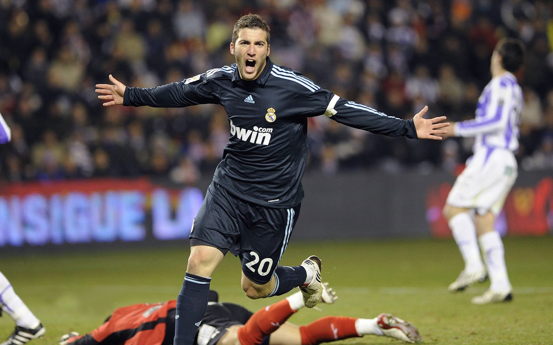 星空体育-英超终场哨响：逆天神级射门谱写奇迹，英超裁判口哨